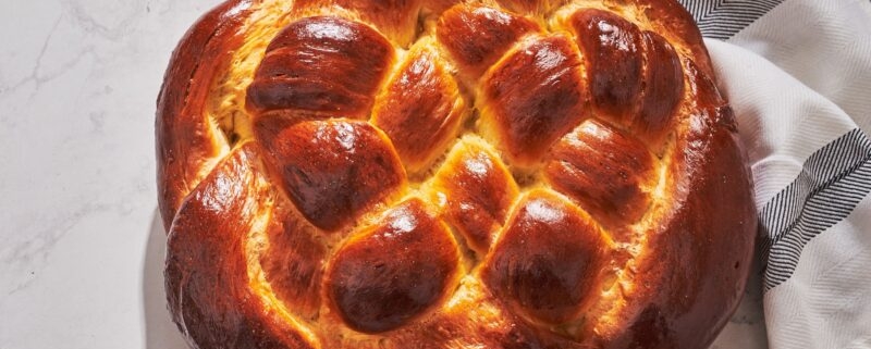 A photograph of a round challah.